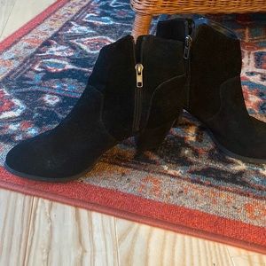 Womens size 8 black 2 1/2 inch heel Suede  urban outfitters ankle boots